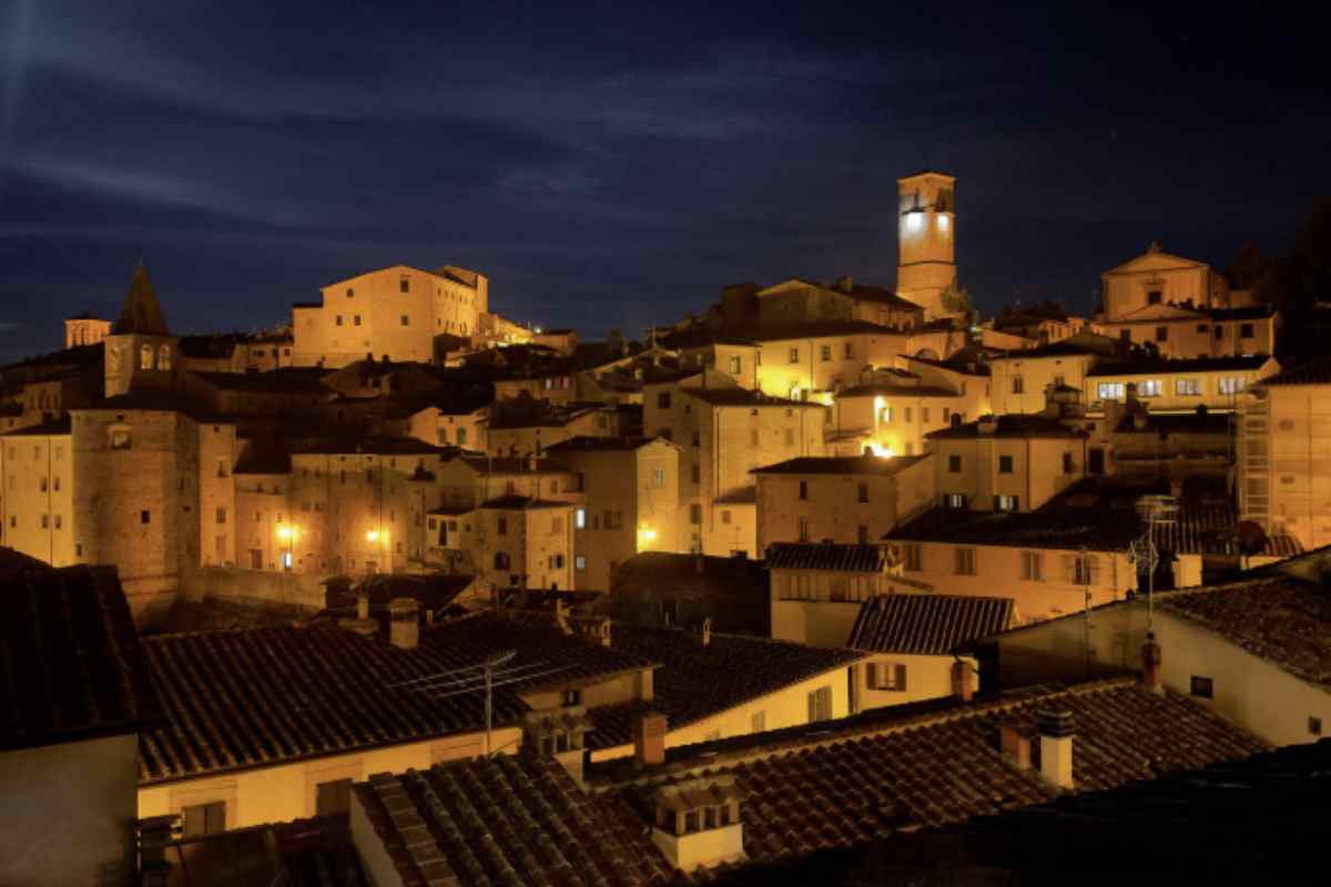 Visitare Anghiari significa immergersi in un paesaggio collinare che domina la pianura della Valtiberina, con uno sguardo che spazia sulle montagne dell’Appennino