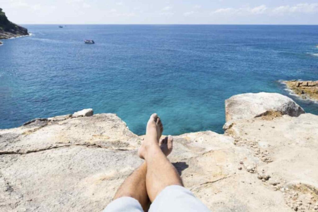 Le spiagge più famose si riempiono rapidamente di bagnanti, rendendo difficile godersi appieno il relax e la bellezza del mare.