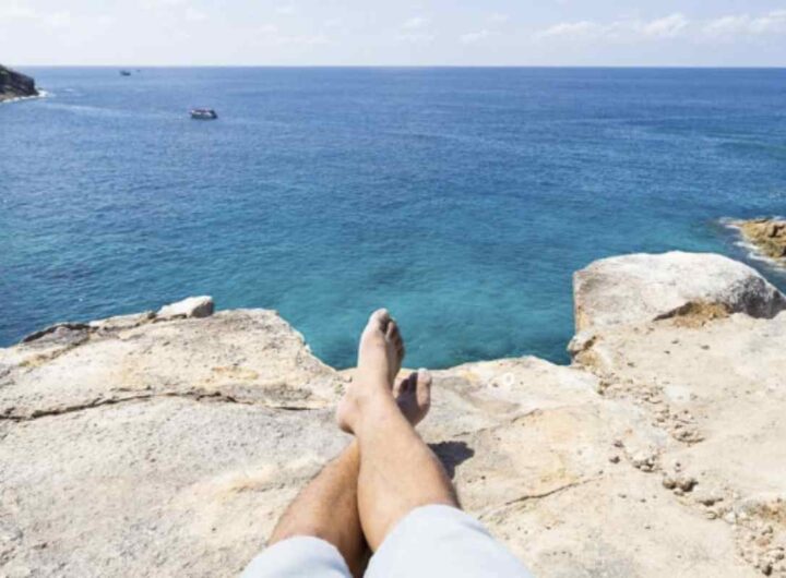 Le spiagge più famose si riempiono rapidamente di bagnanti, rendendo difficile godersi appieno il relax e la bellezza del mare.