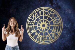 Sul versante opposto, un altro segna affronta un periodo più complesso, caratterizzato da incertezze e momenti di riflessione che potrebbero