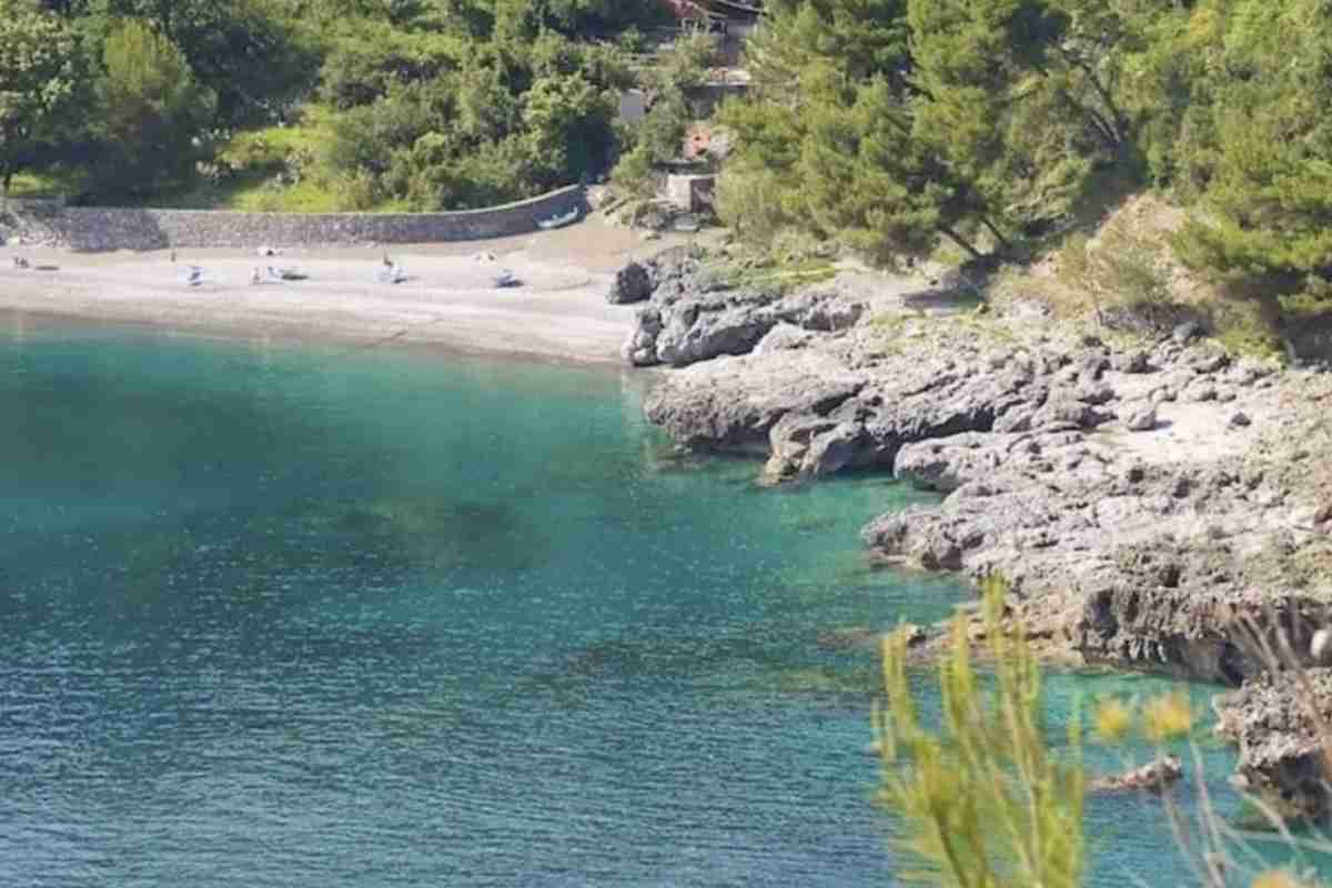 La ricerca di destinazioni dove poter vivere il mare in modo autentico e lontano dal caos ha spinto molti viaggiatori a preferire località meno battute.