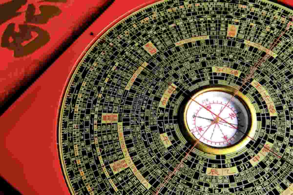 l calendario cinese 2025 segna l’anno del Serpente, un segno che porta con sé saggezza, mistero e introspezione.